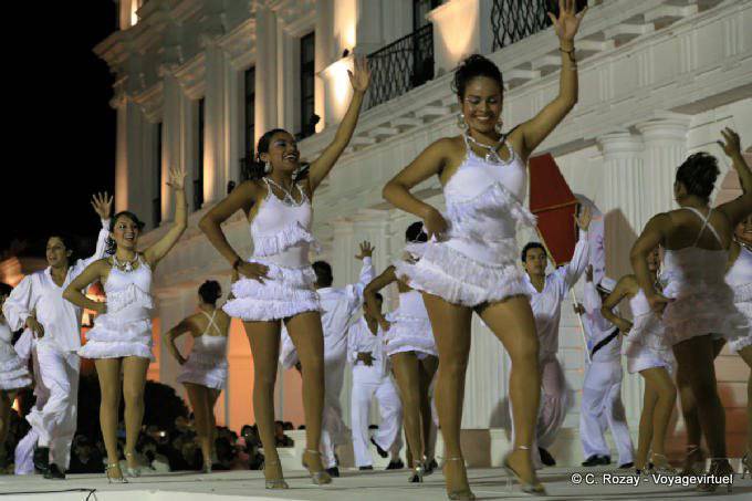 Joie de la danse, spectacle devant l'Ayuntamiento, San Cristobal de Las Casas - Mexique