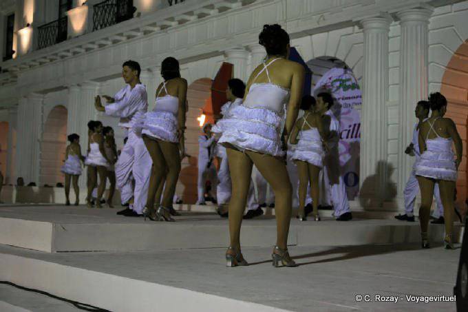 Derrières de danseuses, danse devant l'Ayuntamiento, San Cristobal de Las Casas - Mexique