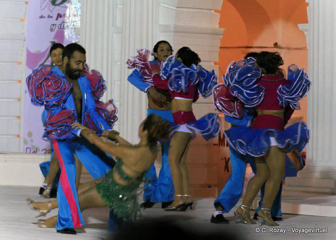 Gymnastique dansante, spectacle de danse devant l'Ayuntamiento, San Cristobal de Las Casas - Mexique