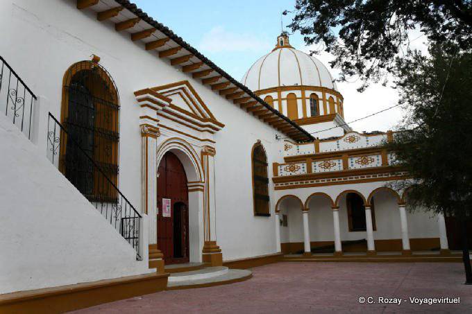 Chapelle latérale et dôme de l'église de Guadalupe, San Cristobal de Las Casas - Mexique