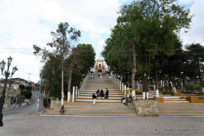 Au pied des escaliers menant à l'église de la Guadalupe, San Cristobal de Las Casas - Mexique