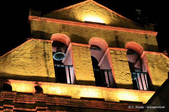 Le clocher vu la nuit, église de San Nicolás, San Cristobal de Las Casas - Mexique