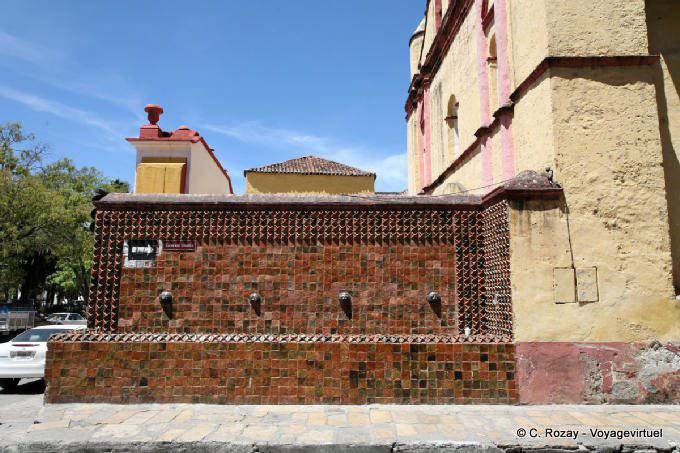 Fontaine au pied de l'église, église de San Nicolás, San Cristobal de Las Casas - Mexique