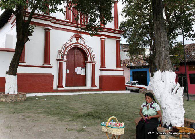 Marchande devant le portail, Templo del Cerrillo, San Cristobal de Las Casas - Mexique