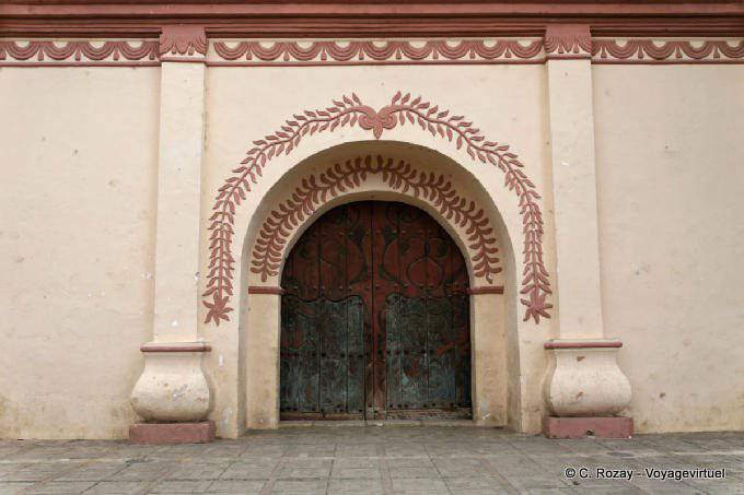 Portail et décoration de l'église de San Francisco, San Cristobal de Las Casas - Mexique