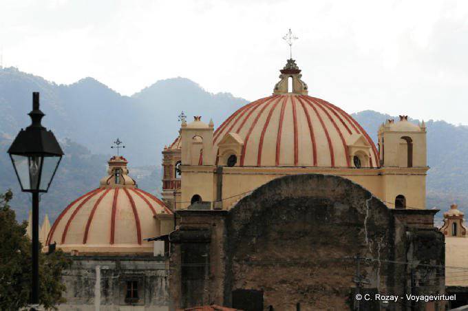 Les dômes de l'église de La Caridad, San Cristobal de Las Casas - Mexique