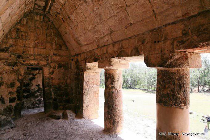 Colonnes de style puuc du Grand Palais, Sayil - Mexique