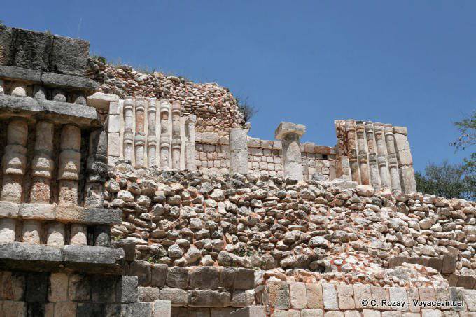 Palacio Norte, colonnes appliquées sur le côté, Sayil - Mexique