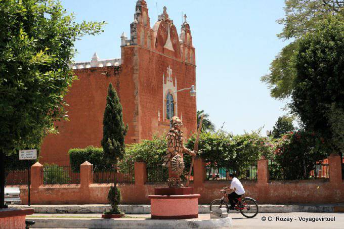 L'église San Antonio, vue depuis la calle 26, Ticul - Mexique