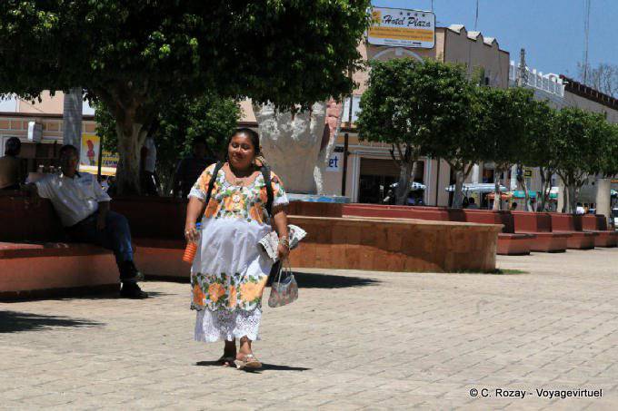 Promeneuse en costume typique, Ticul - Mexique