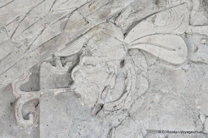 Gros plan sur visage sculptée de la fresque des quatre soleils, Frieze of the Dream Lords, Tonina - Mexique