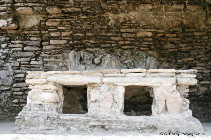 Glyphes stuqués de l'autel, Palais des grecques et la guerre, Tonina - Mexique