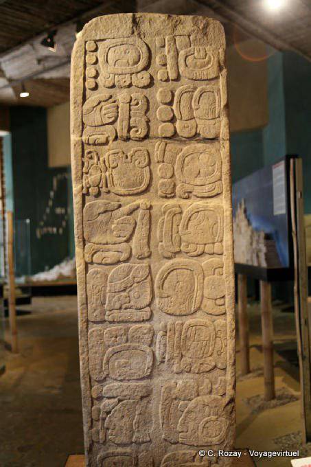 Stèle couverte de glyphes, musée de Tonina - Mexique