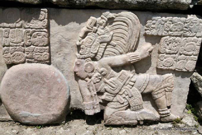 Le joueur de balle, sculpture côté gauche, Tonina - Mexique