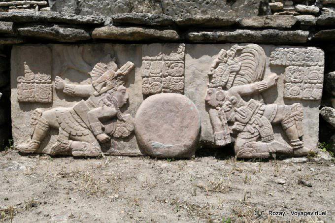 Relief des joueurs de la version Maya du jeu de balle pan-mésoaméricain, Tonina - Mexique