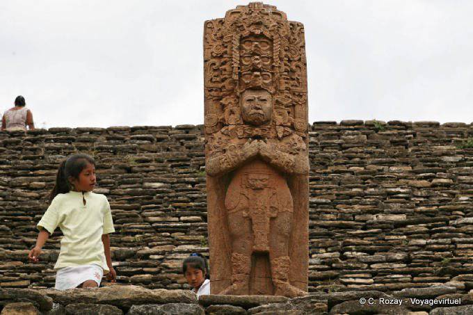 Enfants curieuses devant la statue du VIe siècle représentant le souverain B’alam Ya Acal, Tonina - Mexique