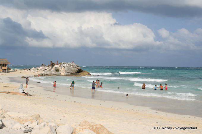 Baigneurs sur la plage de Tulum - Mexique
