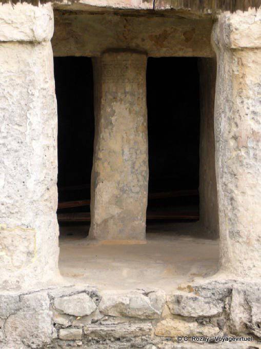 Colonnes d'un seul tenant, site archéologique de Tulum - Mexique
