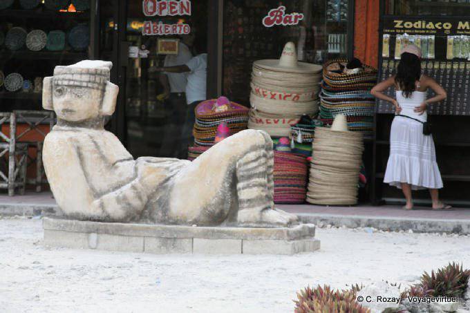 Reproduction de Chaac-Mool devant le magasin de souvenirs, site, Tulum - Mexique