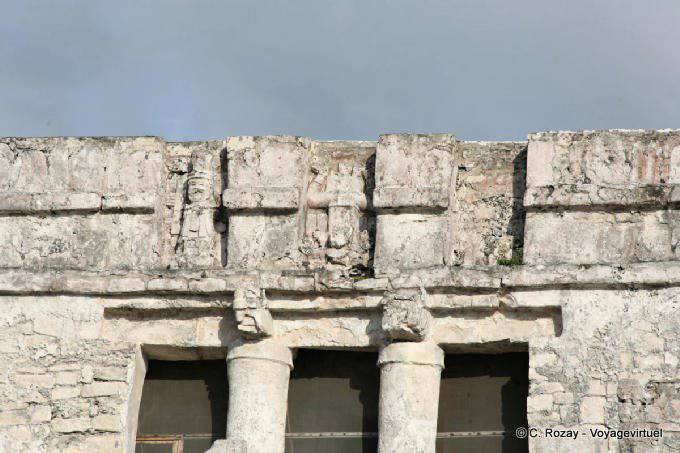 Sculpture du dieu descendant dans la niche centrale, El Castillo, Tulum - Mexique
