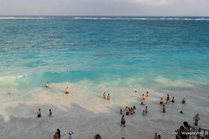 Baignade sur la plage du site maya, Tulum - Mexique