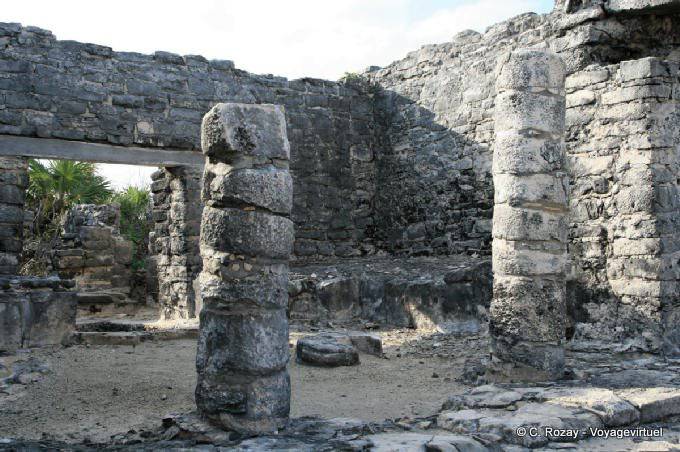 Colonnes à l'intérieur de la Maison des Cénotes, Tulum - Mexique
