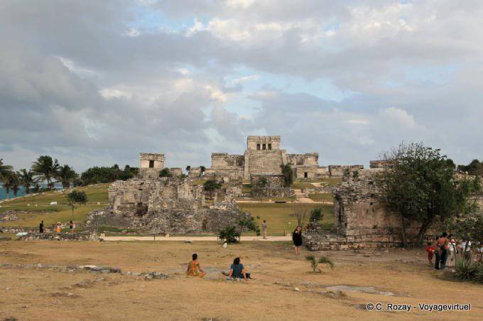 Méditation au milieu du site archéologique, Tulum - Mexique