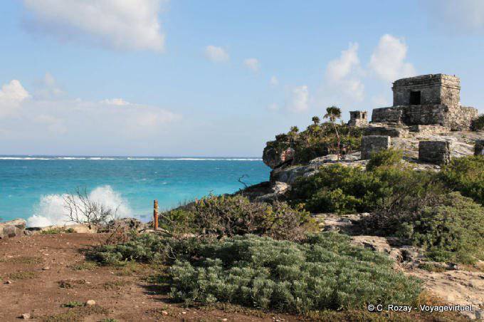 Vague au pied de l'ensemble de Kukulcán, Temple du Dieu du Vent, Tulum - Mexique