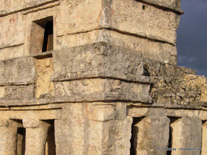 Figure à l'angle du Templo de Las Pinturas, Tulum - Mexique