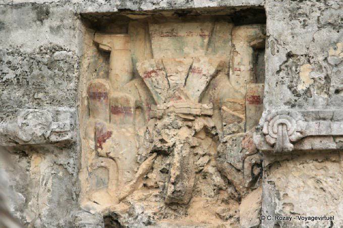 Restes de couleurs dans la sculpture en creux, Templo de Las Pinturas, Tulum - Mexique