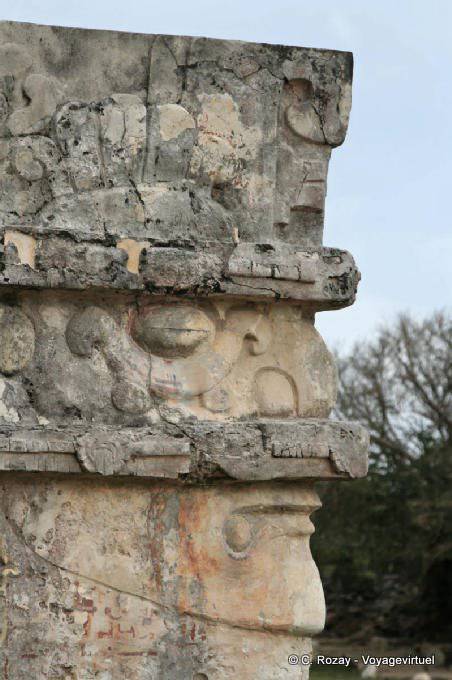 Profil de pierre dans un angle, Templo de Las Pinturas, Tulum - Mexique