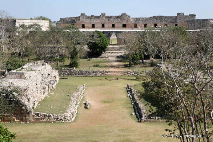 Vue du Juego de Pelota et du Cuadrangula de las Monjas depuis la casa de las tortugas, Uxmal - Mexique