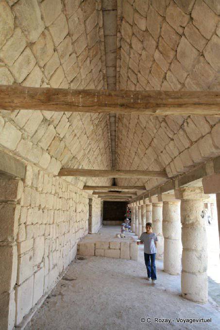 Arcades et voûte du Cuadrangulo de los Pajaros, Uxmal - Mexique