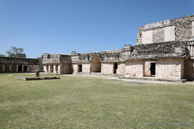au coeur du patio, Carré des Oiseaux, Uxmal - Mexique