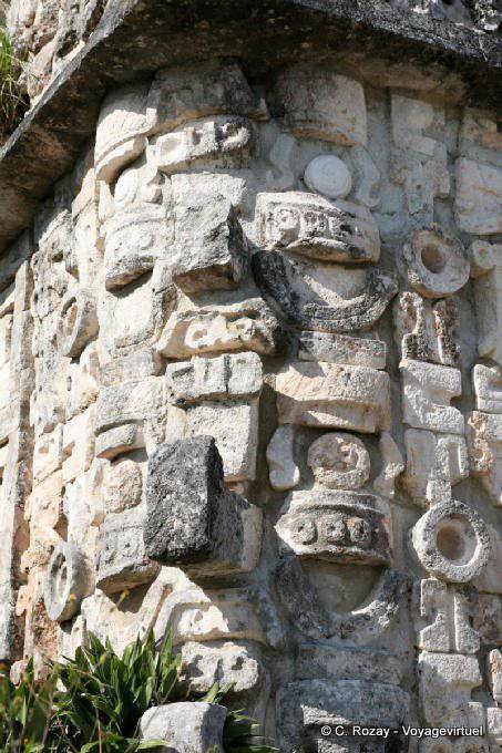 Sculpture sur le socle de la Grande Pyramide, Uxmal - Mexique