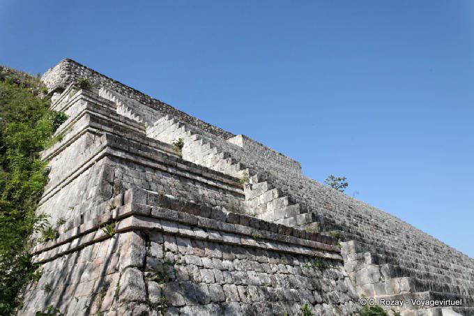 Dénivelé des marches du grand escalier, Grande Pyramide , Uxmal - Mexique