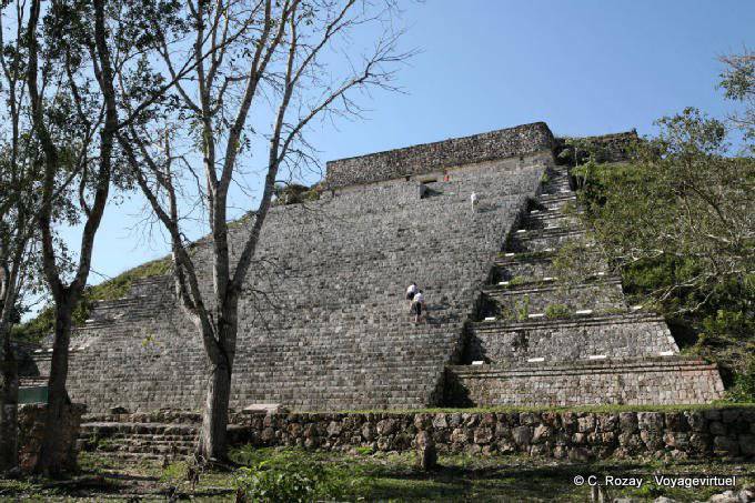 Grimpette en montant le grand escalier, Grande Pyramide, Uxmal - Mexique