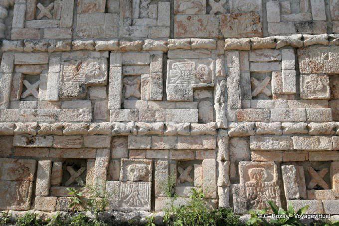 Représentations de perroquets sur la façade, Grande Pyramide, Uxmal - Mexique