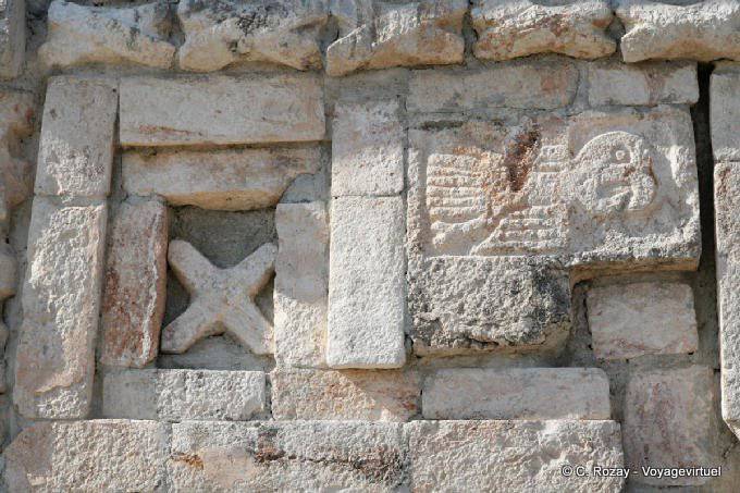 Gros plan sur la sculpture d'un perroquet, Grande Pyramide, Uxmal - Mexique
