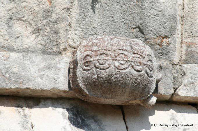 Une tortue sculptée sur la Maison des Tortues, Uxmal - Mexique