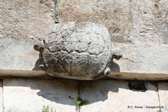Tortue à double tête sur la façade de la Maison des Tortues, Uxmal - Mexique