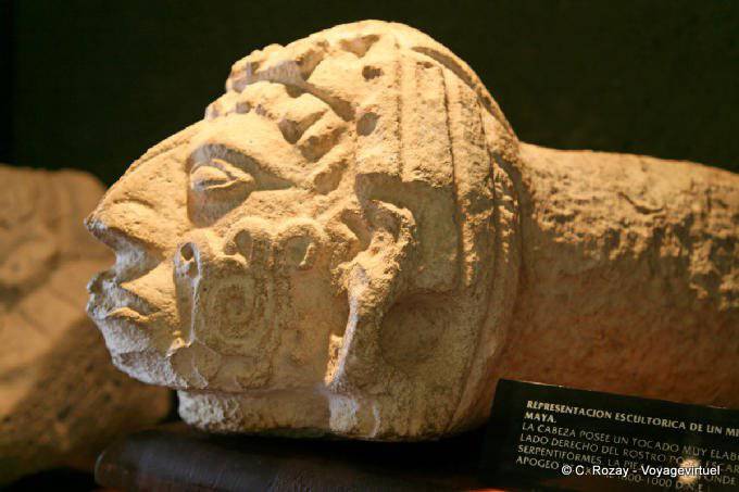 Profil maya, sculpture du Musée d'Uxmal - Mexique