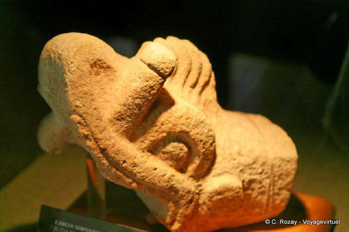 Tête serpentiforme, musée d'Uxmal - Mexique
