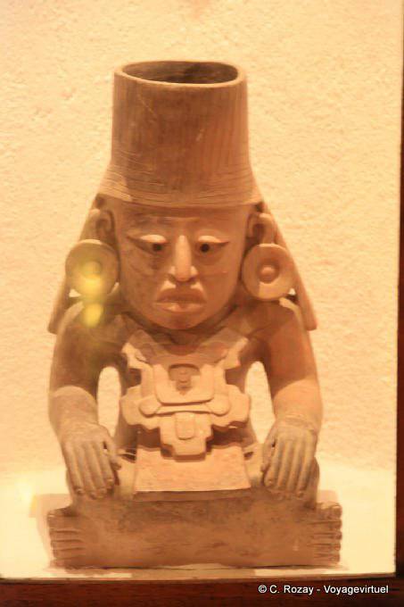 Urne à l'effigie de Chaac, Uxmal Museum - Mexique