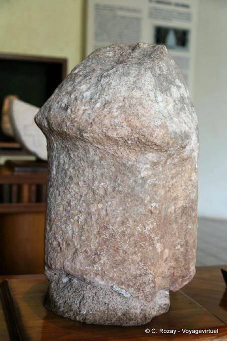 Phallus de pierre, Musée d'Uxmal - Mexique