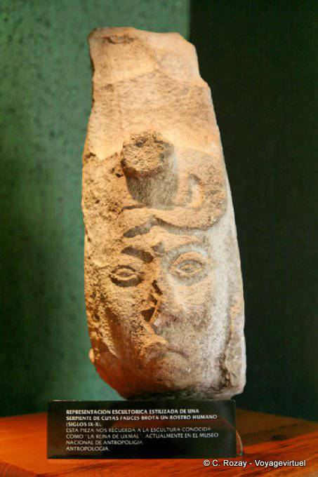 Serpent dont les mâchoires poussent sur un visage humain, sculpture de la reine de Uxmal - Mexique