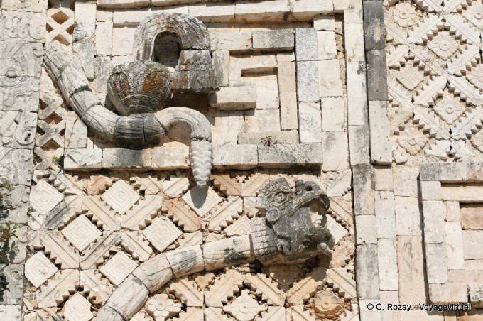 Serpent sur la façade du Quadrilatère des Nonnes, Uxmal - Mexique