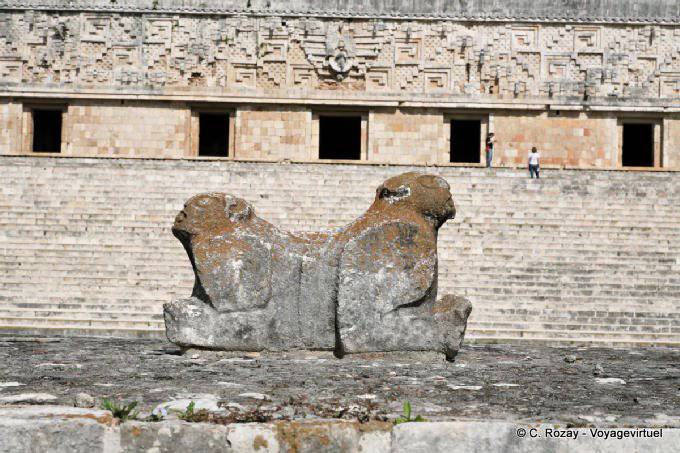 Le Trône du Jaguar devant le Palais du Gouverneur, Uxmal - Mexique
