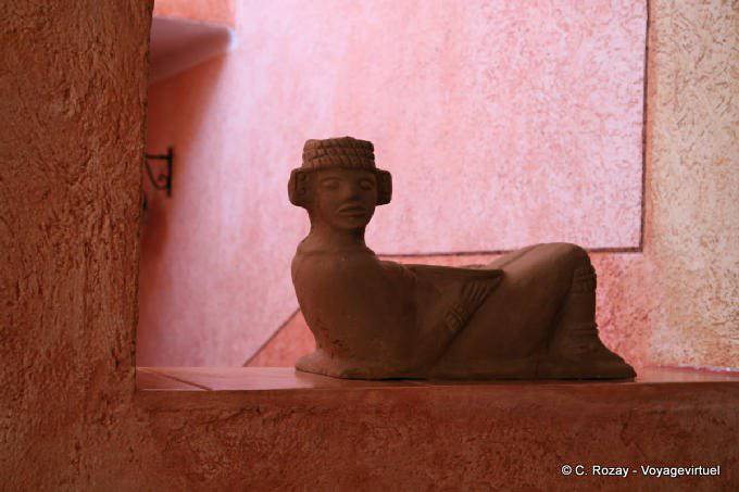 Chac Mool, statue couchée, Villas Archeologicas Hotel, Uxmal - Mexique