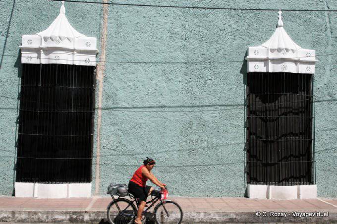 Passage d'une cycliste, calle 42, Valladolid - Mexique